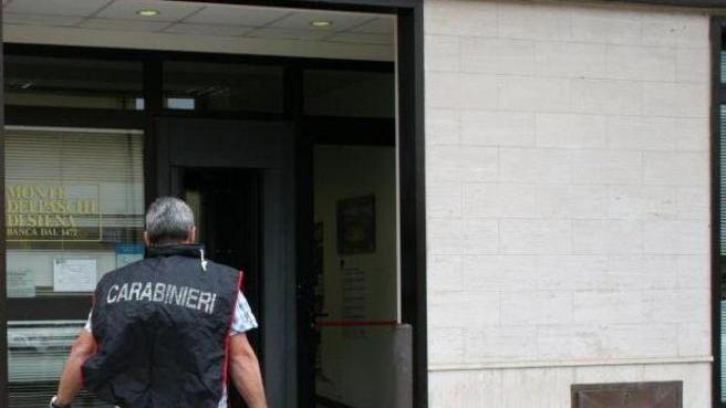 Armati di taglierino scappano con 70mila euro