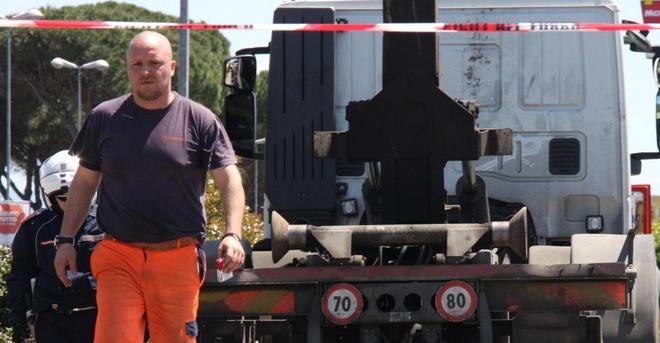 Dramma alla rotonda Ciclista travolto e ucciso dal camion 