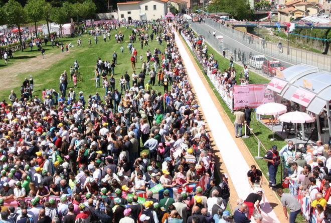 Giro in Versilia, una festa per migliaia 