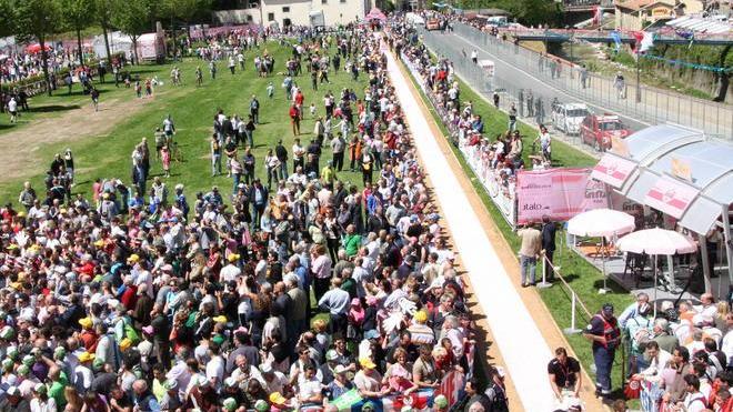 Giro in Versilia, una festa per migliaia