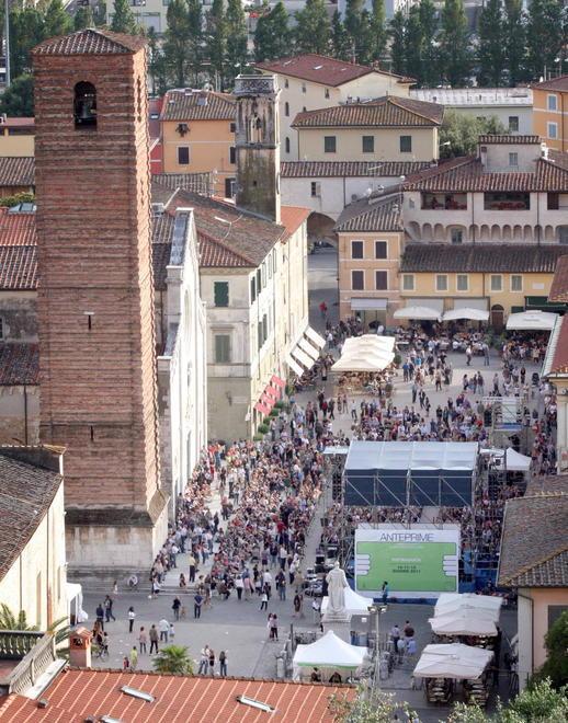 I libri ci invadono Trenta volontari leggeranno poesie 