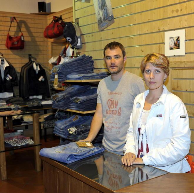 Inseguite dai negozianti dopo il furto di jeans 