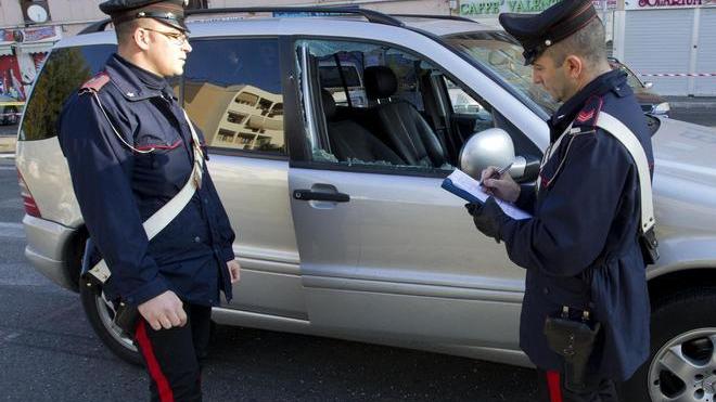 Molestie ai clienti di bar della Garfagnana Due giovani denunciati dai carabinieri