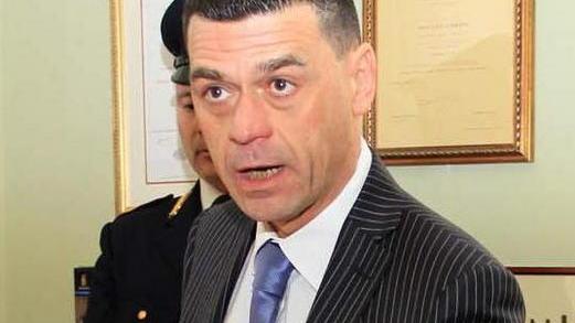 Agente arrestato dal suo capo in ufficio