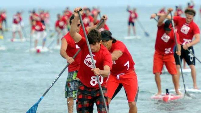 Remando in piedi sulla tavola da surf