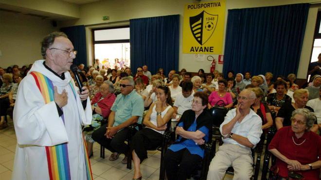 I preti di strada contro le banche oggi la presentazione della mutua autogestita
