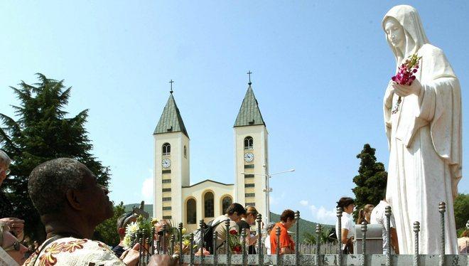 Medjugorie ti strega Colletta di paese per avere la statua