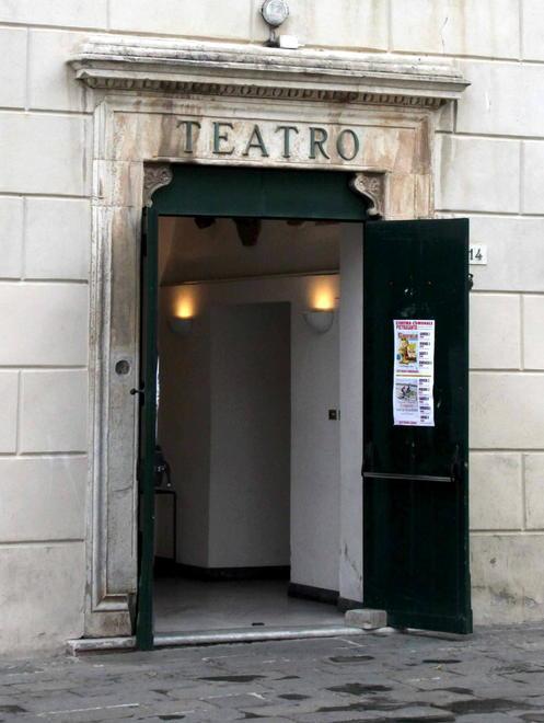 Giovani attori salgono sul palco 