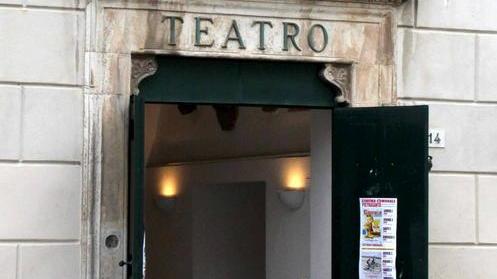 Giovani attori salgono sul palco