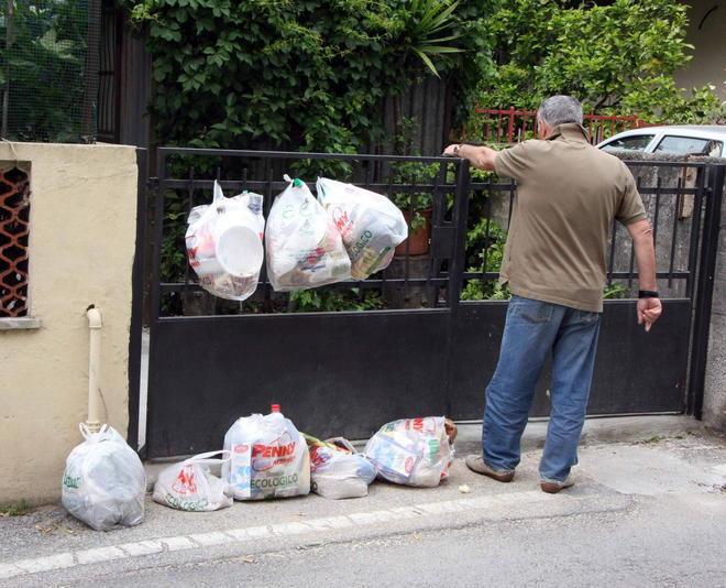 I sindacati: trattativa subito o sciopero e presidi ovunque 