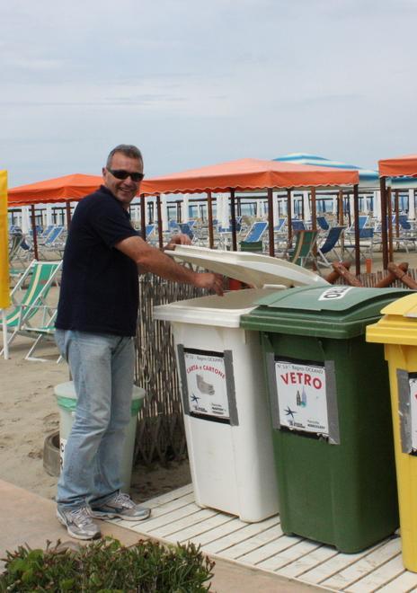 I bagni si mobilitano «Via i cassonetti dal lungomare» 
