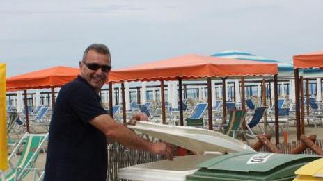I bagni si mobilitano «Via i cassonetti dal lungomare»