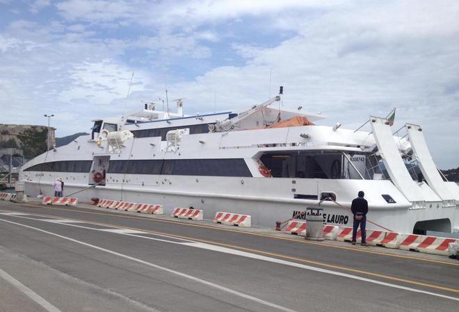 Prove tecniche di ormeggio per il monocarena Toremar 
