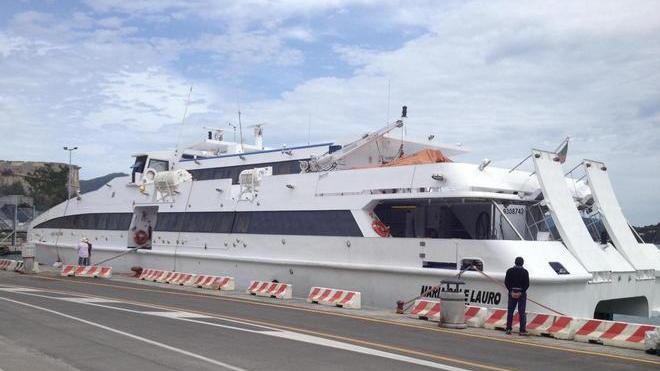 Prove tecniche di ormeggio per il monocarena Toremar