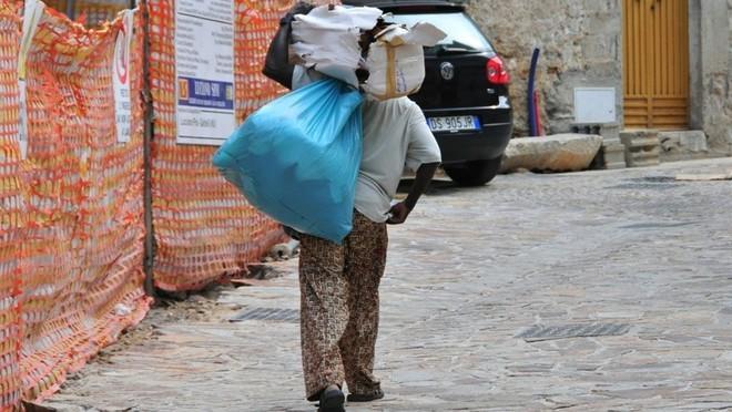 Senegalese aggredito dal branco in centro. Pestati i soccorritori 