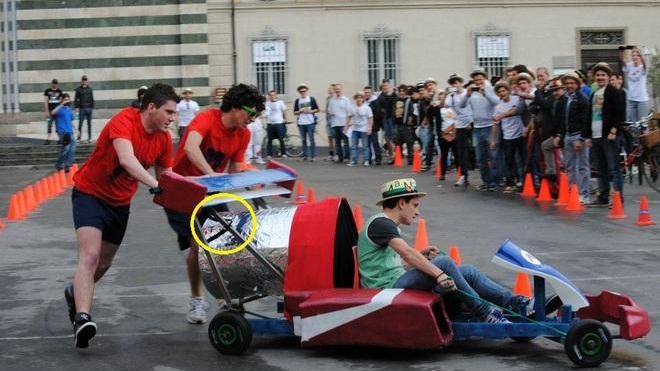 Un nastro nero attaccato ai carretti
