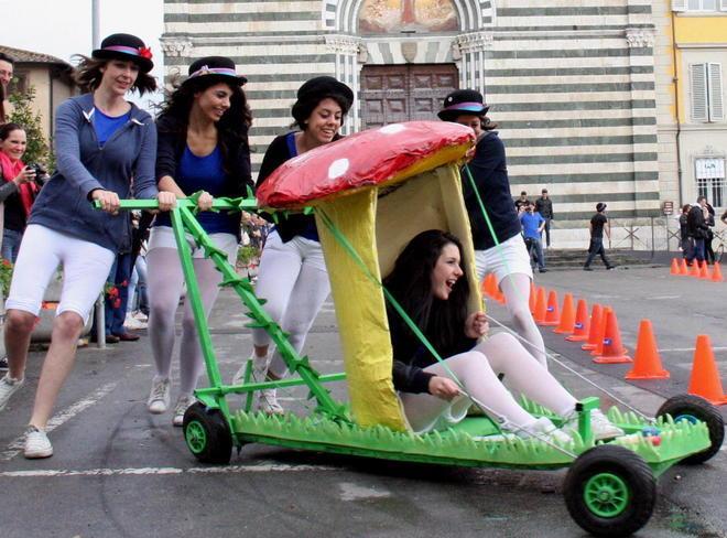 La carrettolata stile cartoons in piazza S. Francesco