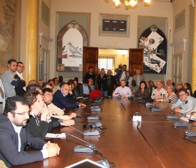 La città si mobilita per la bomba a scuola