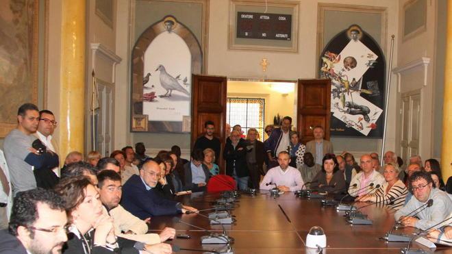 La città si mobilita per la bomba a scuola
