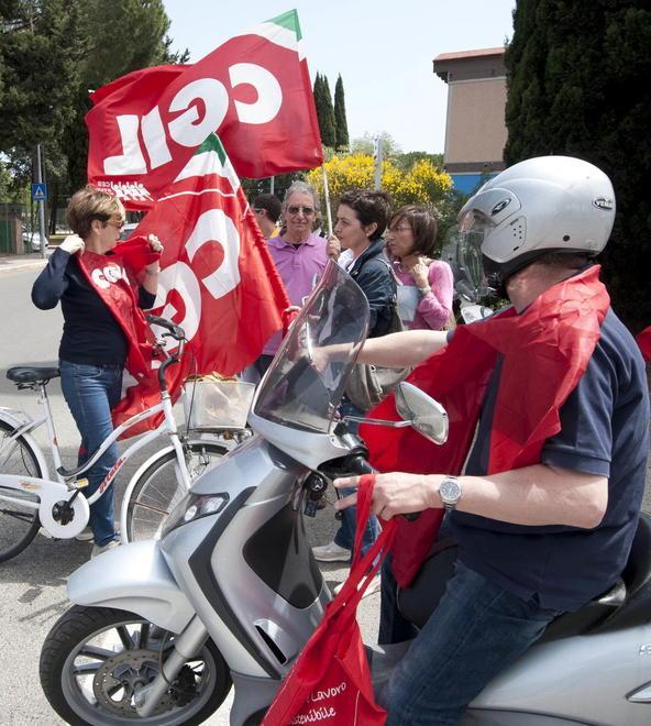 Tutti in piazza con la morte nel cuore e la testa alta