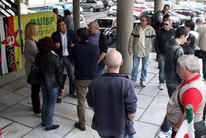 Carrara condanna, bandiera a mezz’asta in Comune