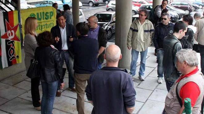 Carrara condanna, bandiera a mezz’asta in Comune