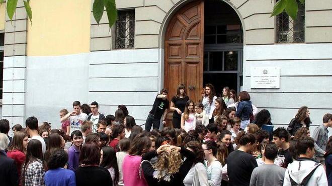 Bombe, gli studenti in piazza