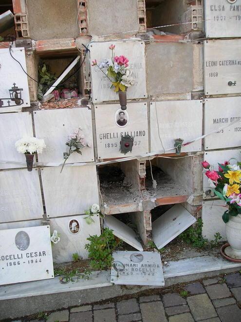 Cimitero di Rosignano nel degrado: erba alta e lapidi pericolanti 