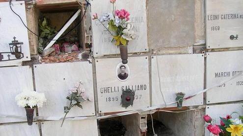 Cimitero di Rosignano nel degrado: erba alta e lapidi pericolanti