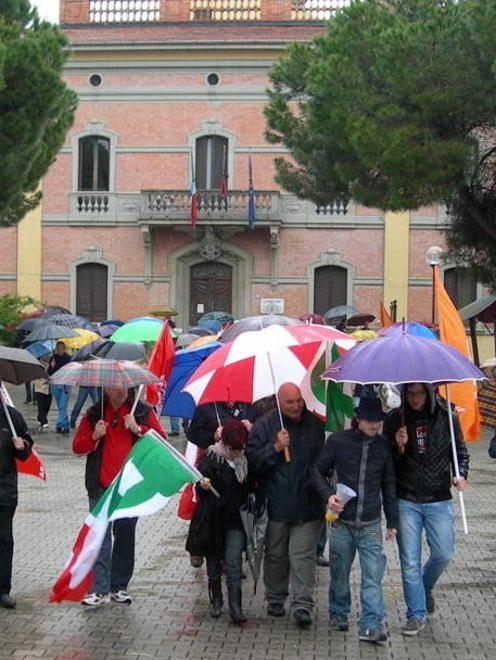 La pioggia non ferma il presidio in piazza «Mobilitarsi è giusto» 