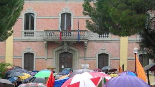 La pioggia non ferma il presidio in piazza «Mobilitarsi è giusto»