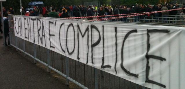 I tifosi del Monza transennano la biglietteria: non entrate