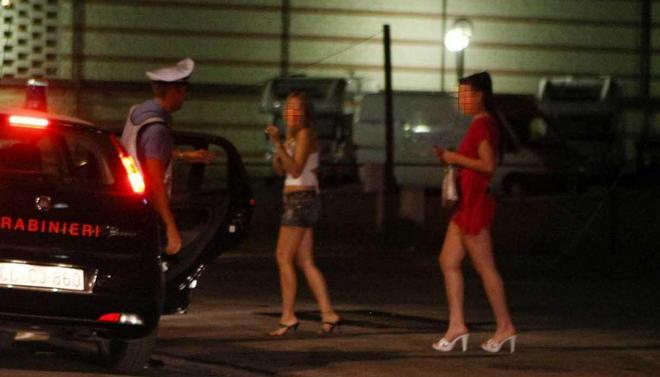 Pagherà 2mila euro per aver abbordato una prostituta