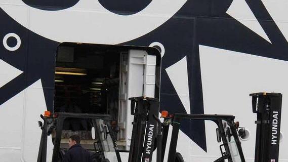 Bloccano coi carrelli lo scarico della nave