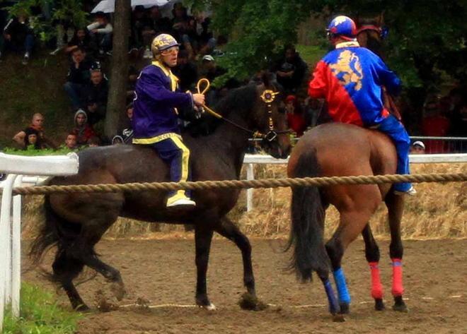 Cavalieri, nobili e popolani sfilano come nel Medioevo 