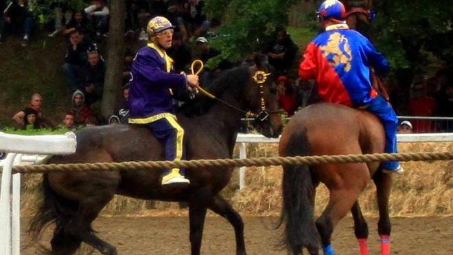 Cavalieri, nobili e popolani sfilano come nel Medioevo