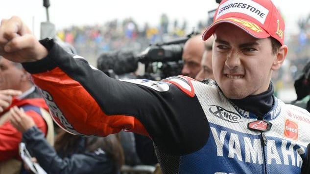 La Desmosedici bagnata va Vince Lorenzo ma Rossi c’è