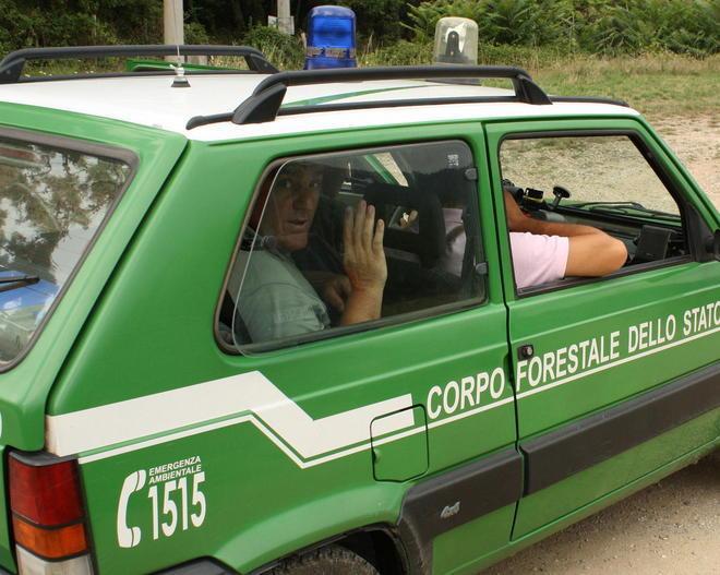 Una croce e una piccola bara: ritrovamento sospetto nel bosco 