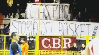 Il commosso addio dei tifosi reggiani al campione delle mitiche Riunite