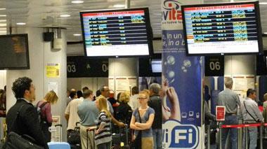 Emergenza su un volo militare, disagi all’aeroporto Galilei