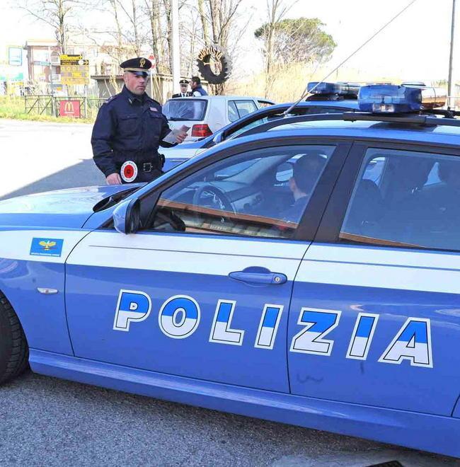 Paga l’auto con l’assegno falso scoperto e denunciato