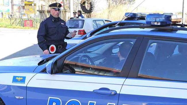 Paga l’auto con l’assegno falso scoperto e denunciato