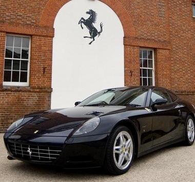 Compra una Ferrari ma non paga il leasing