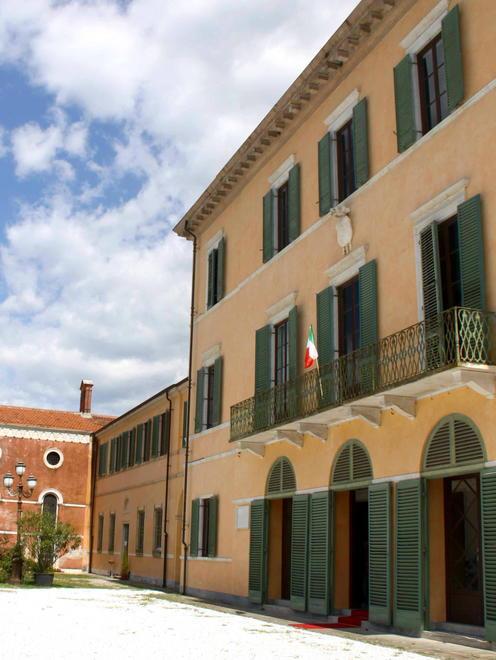 «Umiliata davanti a mia figlia di 8 anni» 