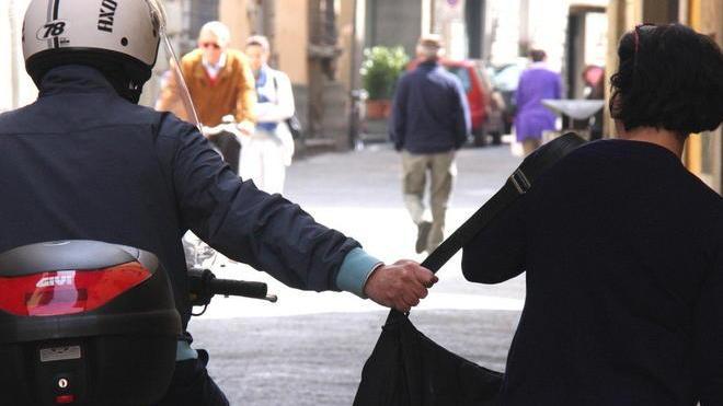 Scippata mentre va a prendere la nipotina