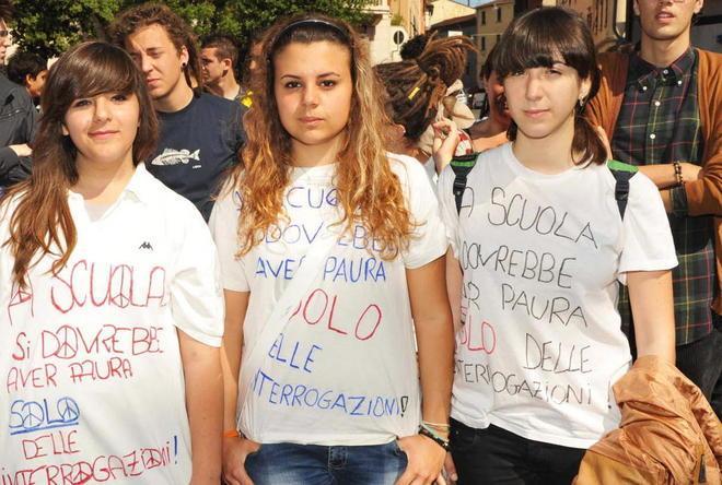 Studenti in piazza tra slogan e flash mob in difesa della legalità 