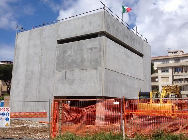 Via dell’Ardenza, spunta un cubo di cemento 