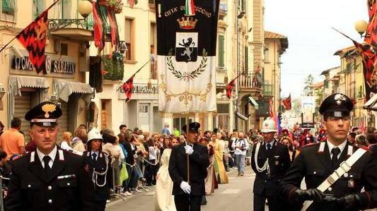 Le campane suonano per il popolo rossoverde e la festa si fa in tre