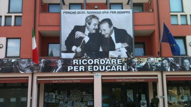 Una gigantografia di Falcone e Borsellino sulla facciata di una scuola di Lido di Camaiore