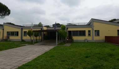 San Miniato, crolla una parte del tetto della scuola e il sindaco la chiude 